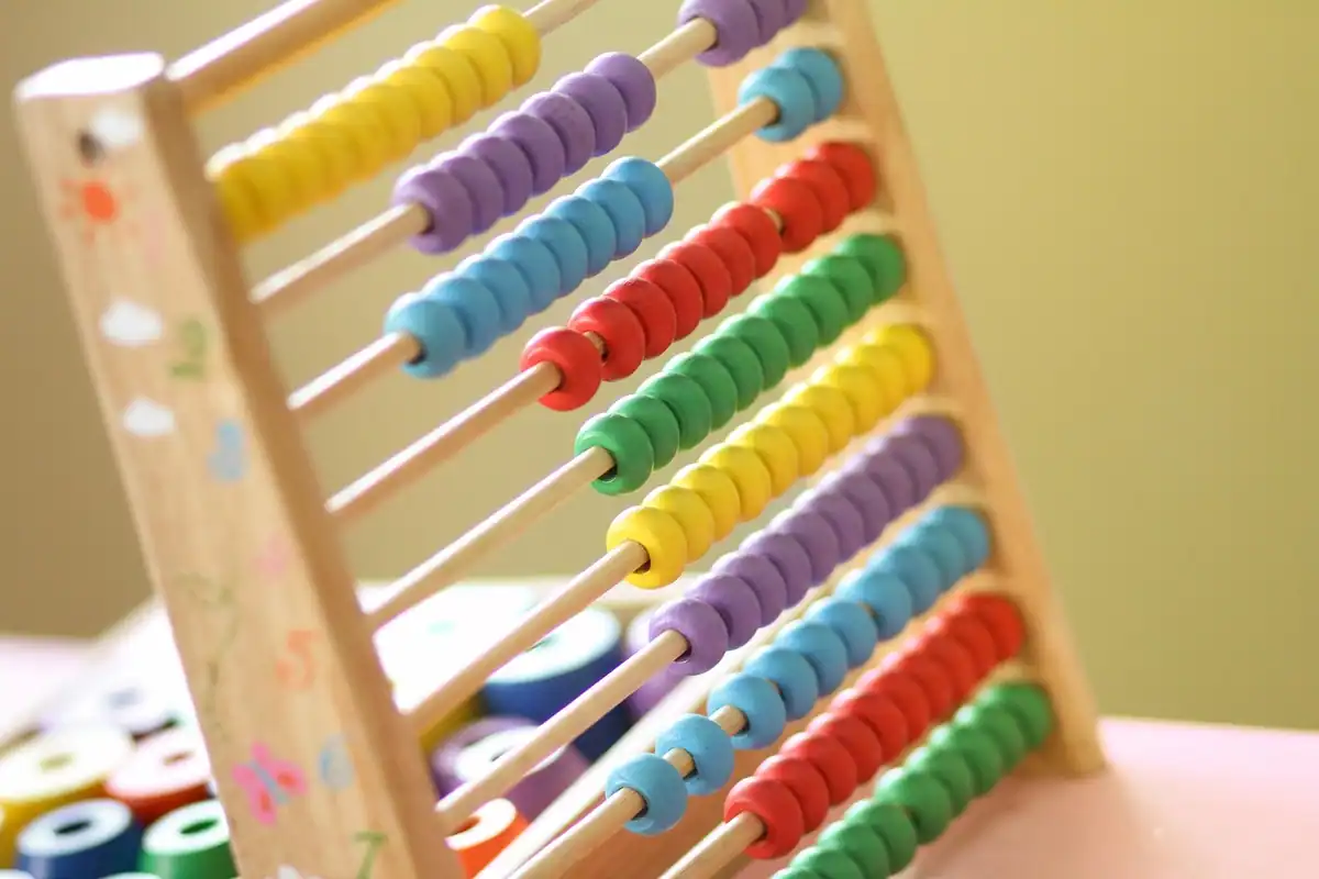 Abac colorat din lemn, folosit la învățatul număratului în grădiniță