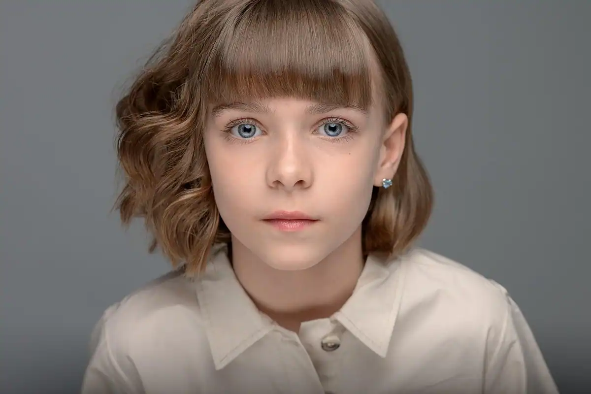 Portret al unei adolescente cu breton, privind direct în cameră